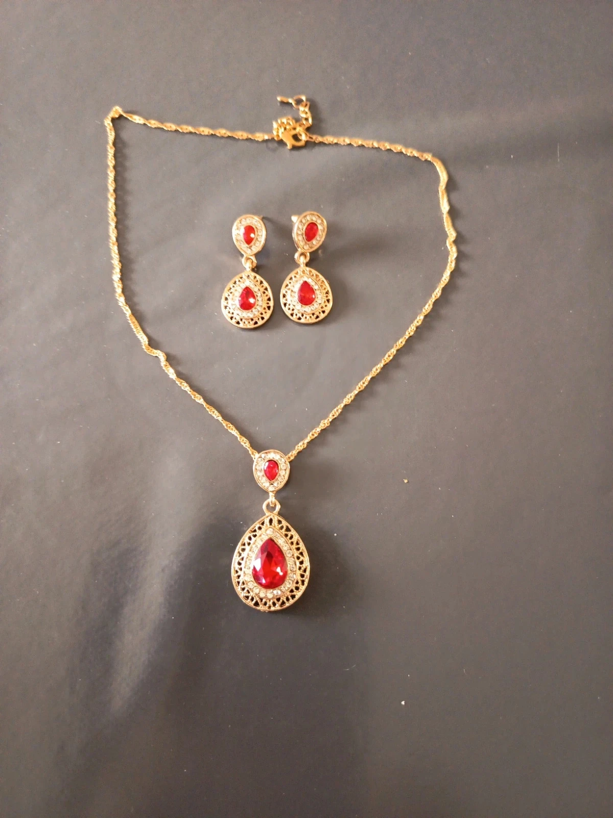 Parure collier et boucles d'oreilles rouge